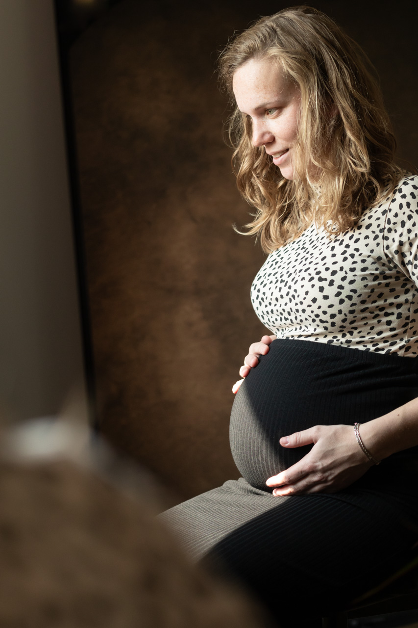 zwangerschapsshoot project 2024 Marinke fotografie zwanger dikke buik lifestyle zwangerschap portret